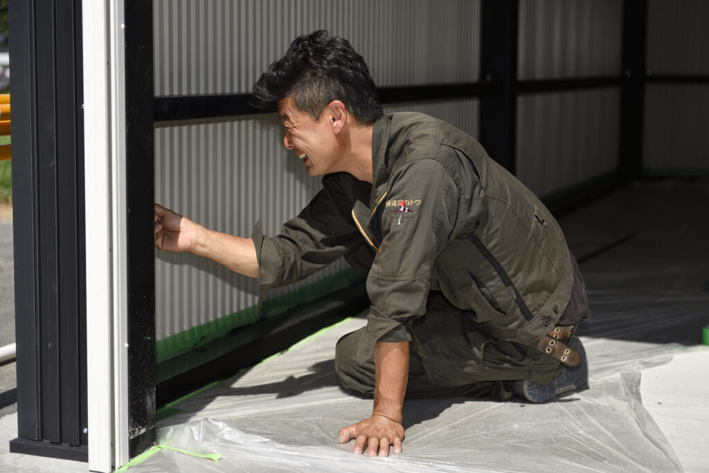 車庫内のリペア塗装など、細かい修正と最終仕上げを行います